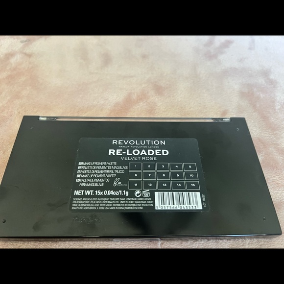REVOLUTION Reloaded Palette Velvet Rose - Picture 2 of 6